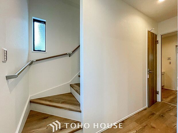 各フロアを結ぶ階段。集いの空間と一人の時間を楽しむプライベートルームをバランスよく繋いでいます。