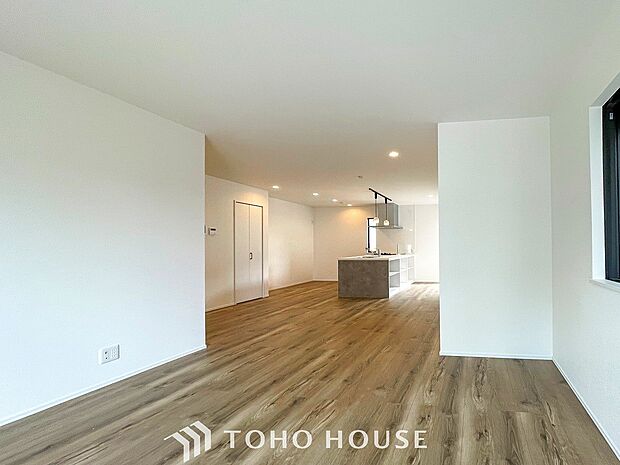 光と風があふれる開放的なリビングダイニングには自然と家族みんなが集まってきます。