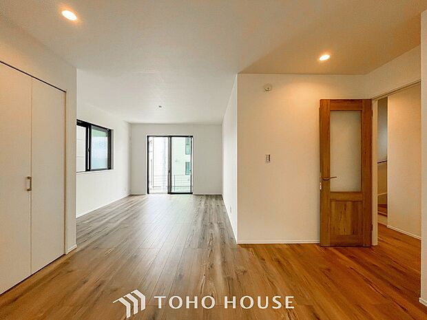 忙しい朝でも、しっかり家族が揃って食事をして頂けるゆとりある大きさのダイニングスペース。