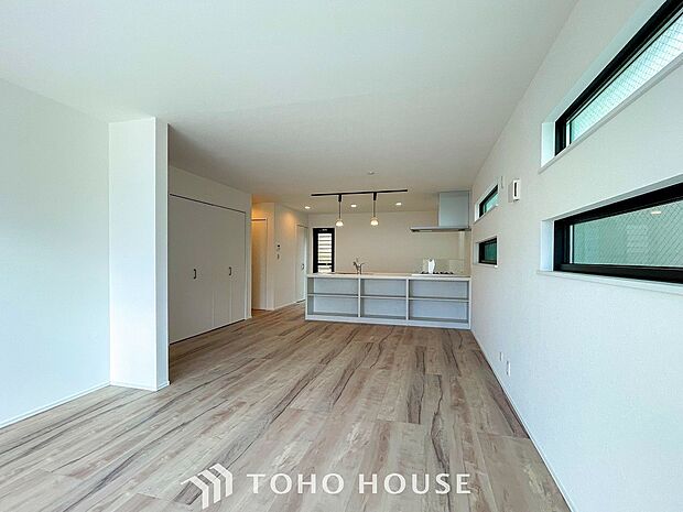 光と風があふれる開放的なリビングダイニングには自然と家族みんなが集まってきます。