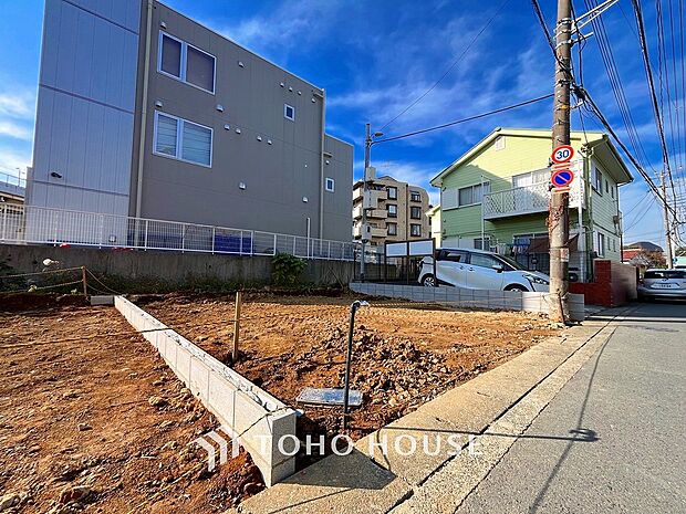 閑静な住宅街の一角、ひと時のくつろぎが生まれ、ゆっくりと愛着が育まれていきます。