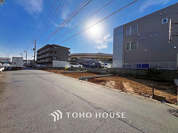 前面道路含む現地写真『快適』は「家」と「街」と「環境」が調和した時に訪れるだと改めて感じさせてくれます。