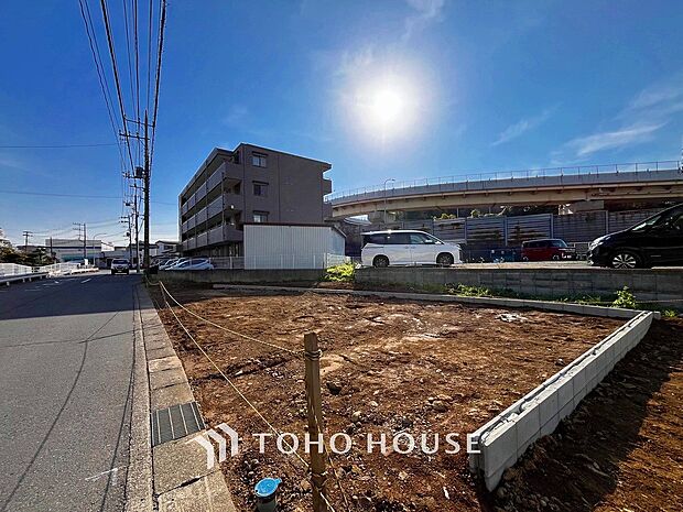 閑静な住宅街の一角、ひと時のくつろぎが生まれ、ゆっくりと愛着が育まれていきます。