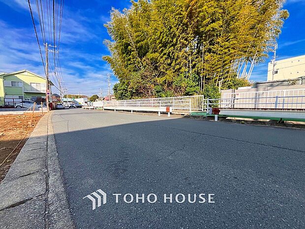 前面道路含む現地写真『快適』は「家」と「街」と「環境」が調和した時に訪れるだと改めて感じさせてくれます。