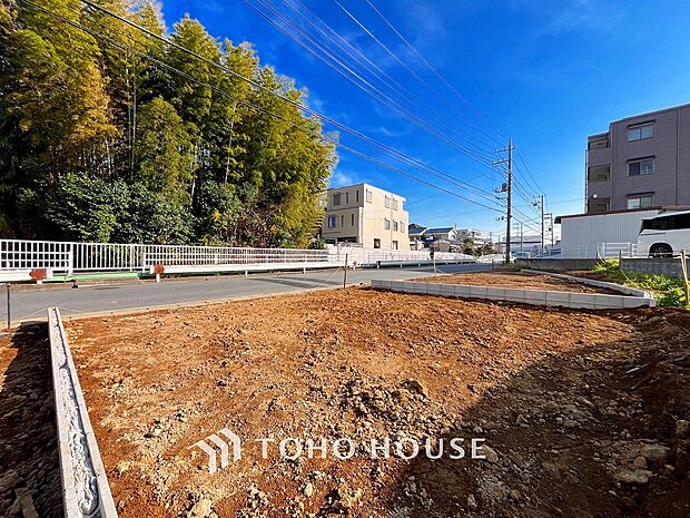 閑静な住宅街の一角、ひと時のくつろぎが生まれ、ゆっくりと愛着が育まれていきます。