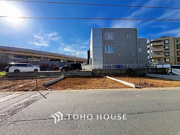 前面道路含む現地写真『快適』は「家」と「街」と「環境」が調和した時に訪れるだと改めて感じさせてくれます。