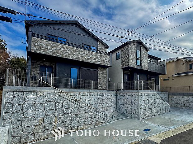 住む人や訪れる人やさしくエスコートする玄関アプローチ。
