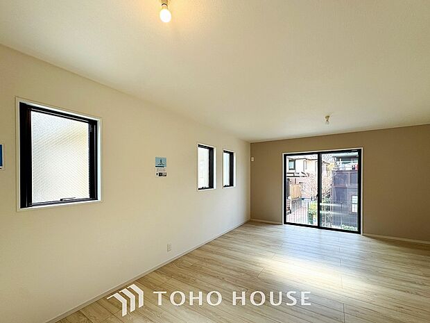 やわらかな陽射しがふりそそぎ、室内に開放感と爽快感をもたらします。