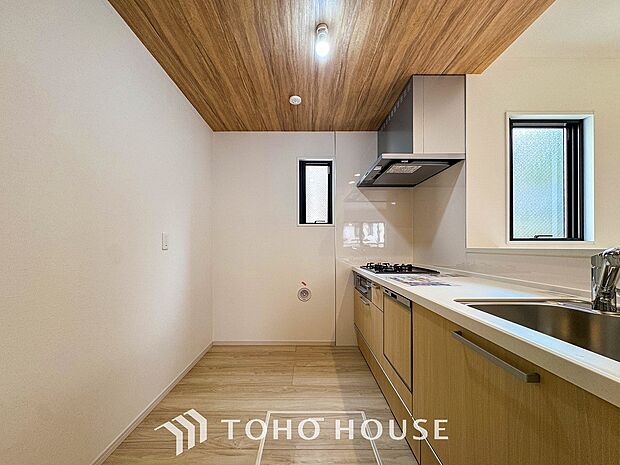 明るい自然光が入る対面キッチン。家族そろってキッチンに立っても調理がしやすい余裕の広さ。