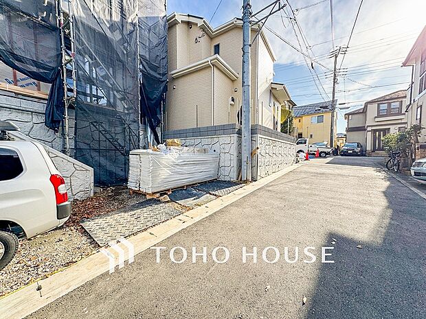 前面道路含む現地写真『快適』は「家」と「街」と「環境」が調和した時に訪れるだと改めて感じさせてくれます。