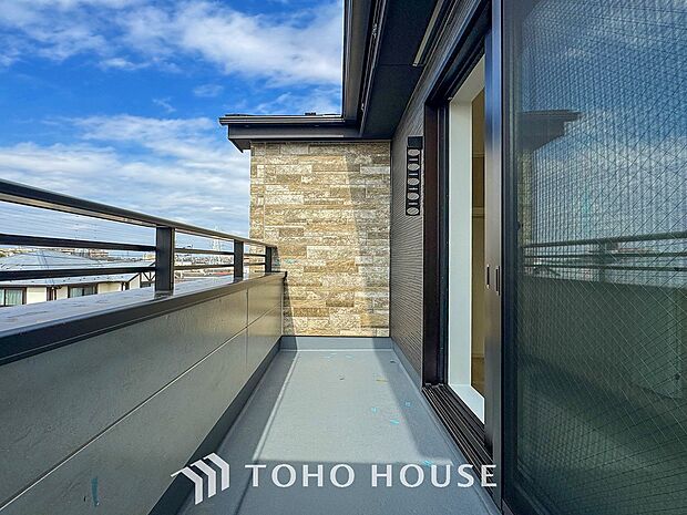 陽光とそよ風に触れることができるバルコニー。