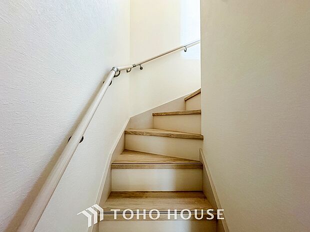 各フロアを結ぶ階段。集いの空間と一人の時間を楽しむプライベートルームをバランスよく繋いでいます。