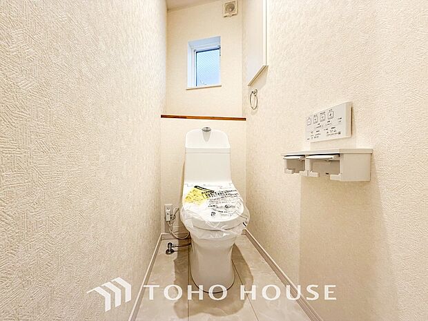 換気と明るさに配慮した清潔感溢れるトイレ。落ち着いた空間で安らぎのひとときをお過ごしいただけます。