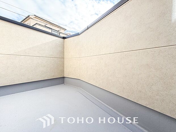 暮らしの中で光と風を演出してくれるバルコニー。