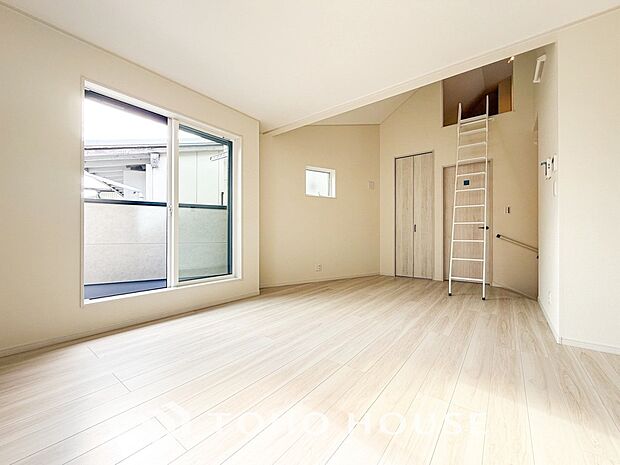 爽やかな色合いのフローリングと清潔感の溢れるクロスが明るい空間を創り出しているリビングダイニング。