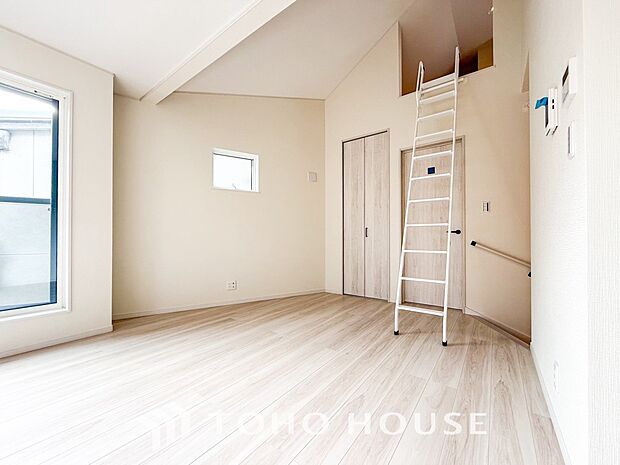 やわらかな陽射しがふりそそぎ、ゆったりした時間が流れる室内。