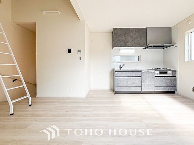 忙しい朝でも、しっかり家族が揃って食事をして頂けるゆとりある大きさのダイニングスペース。