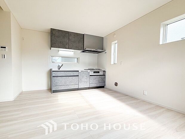 光と風があふれる開放的なリビングダイニングには自然と家族みんなが集まってきます。