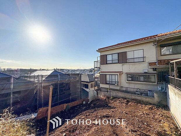 閑静な住宅街の陽当りに恵まれた土地。たくさんの想いが美しいカタチに彩られます。