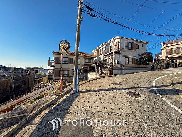 前面道路含む現地写真『快適』は「家」と「街」と「環境」が調和した時に訪れるだと改めて感じさせてくれます。