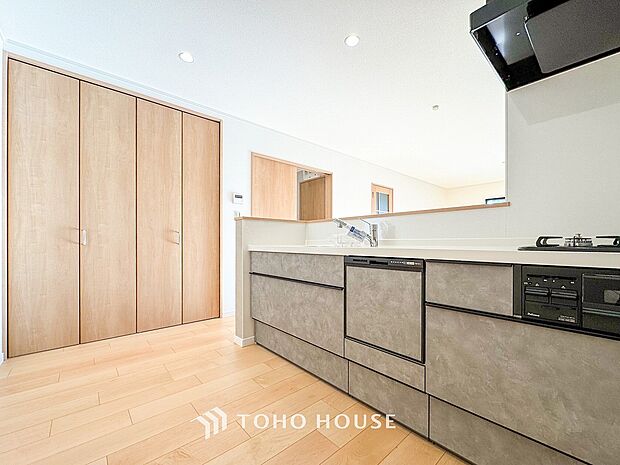 ご家族みんなで調理ができる位のスペースを実現したキッチン空間となっております。