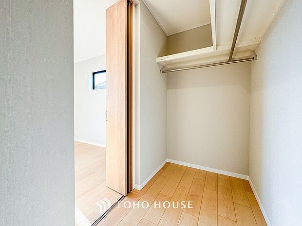 衣類だけでなく大きな荷物も収納でき、お部屋がすっきりします。