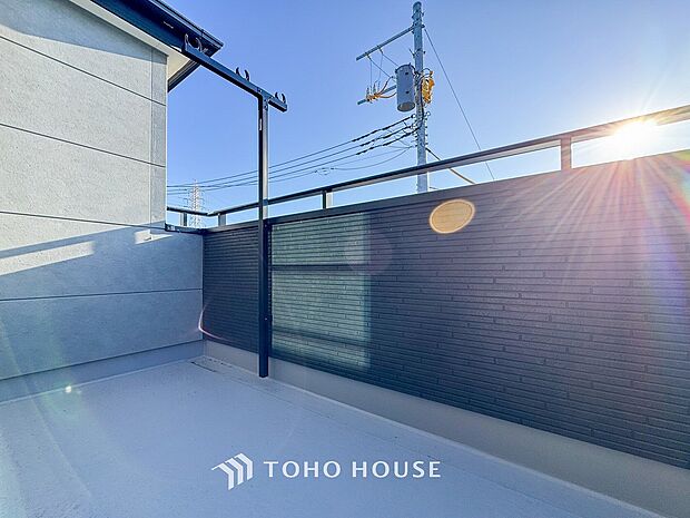 太陽の恵みをたっぷりと受けて、洗濯物も気持ちよく干せそうです。