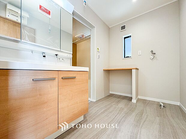 落ち着いた空間を演出するカラーと、ゆったりお使い頂ける広さが魅力のパウダールーム。