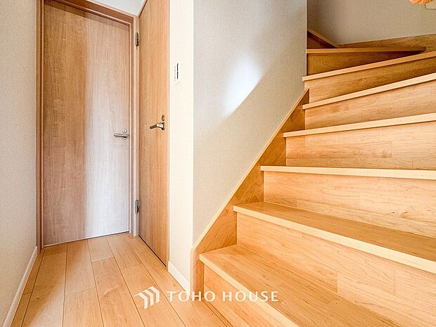 パブリックゾーンとプライベートゾーン繋ぐ階段。豊かな陽光が注ぎ込み、爽やかな住空間を演出。