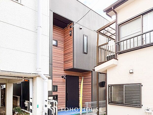 住む人や訪れる人やさしくエスコートする玄関アプローチ。