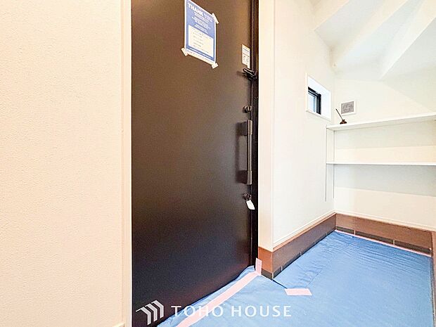 格調と気品を息づかせた個性的なデザイン空間が、住む人や訪れる人を室内へとやさしくエスコートします。