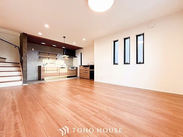 爽やかな色合いのフローリングと清潔感の溢れるクロスが明るい空間を創り出しているリビングダイニング。