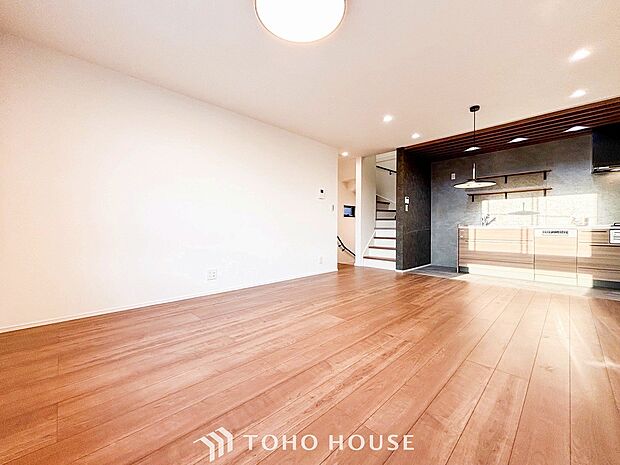 家族と過ごすひと時を溢れる光が優しく包み込むリビングダイニング。