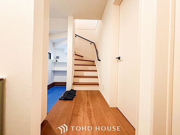 やわらかな陽射しがふりそそぎ、ゆったりした時間が流れる室内。