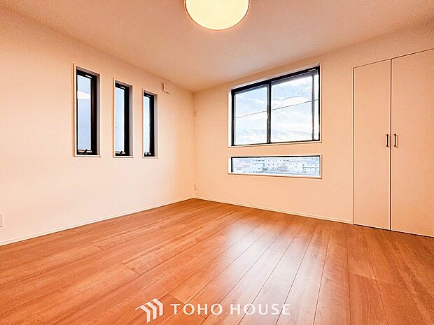 忙しい朝でも、しっかり家族が揃って食事をして頂けるゆとりある大きさのダイニングスペース。