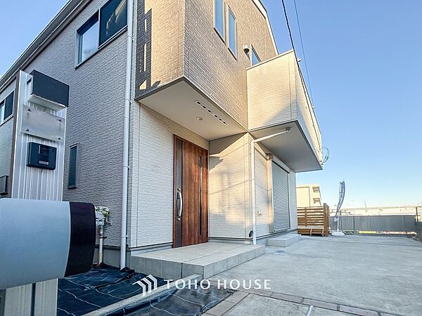 住む人を映し出す洗練された佇まいは、いつまでも輝き続けながらいつしか街の風景に溶け込んでいきます。