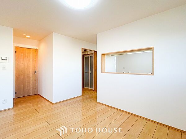 明るく開放的な空間が広がるLDK。室内には豊かな陽光が注ぎ込み、爽やかな住空間を演出。