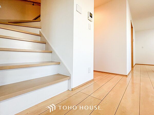 パブリックゾーンとプライベートゾーン繋ぐ階段。豊かな陽光が注ぎ込み、爽やかな住空間を演出。