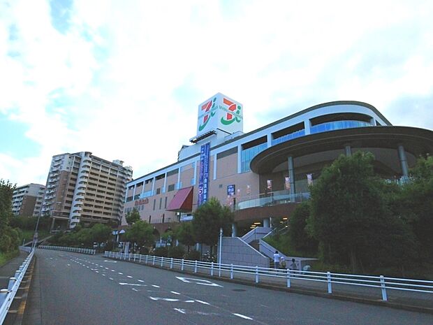 全国チェーンの大型スーパー。近隣の住人で賑わうお店となっています。充実のプライベートブランドも。