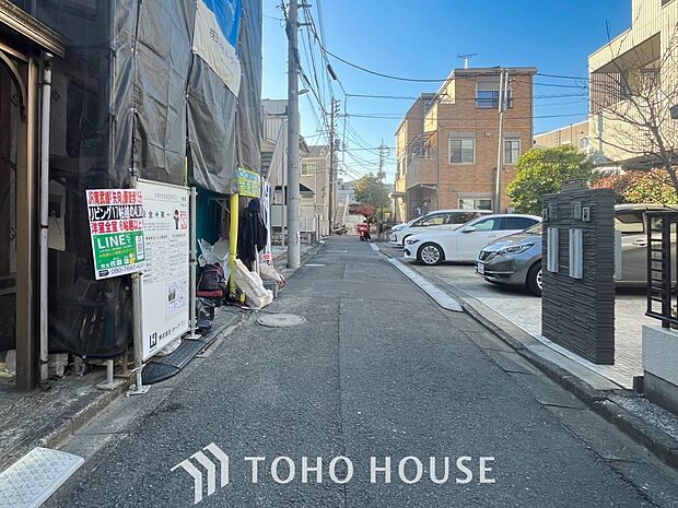 前面道路含む現地写真『快適』は「家」と「街」と「環境」が調和した時に訪れるだと改めて感じさせてくれます。