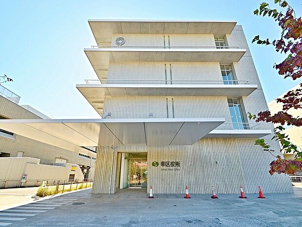 新庁舎のためどこの階も待合スペースは広く、1階フロアの住民票や国保年金の窓口では上部モニターで待ち時間が確認できます。