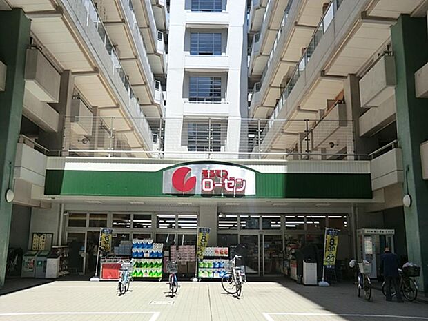 集合住宅の中にあるスーパー。営業時間は朝8時から夜11時まで。