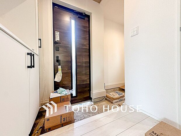 清潔感溢れる玄関がお出迎えする本邸宅の物語は、ここから始まる日常を期待させます。