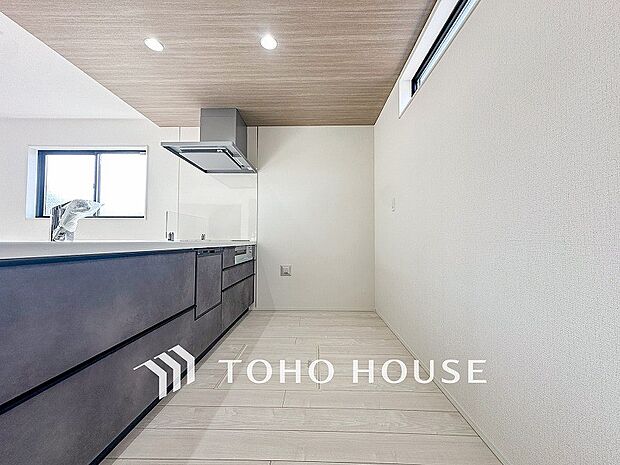 お手入れのしやすいすっきりしたシステムキッチンを採用しました。