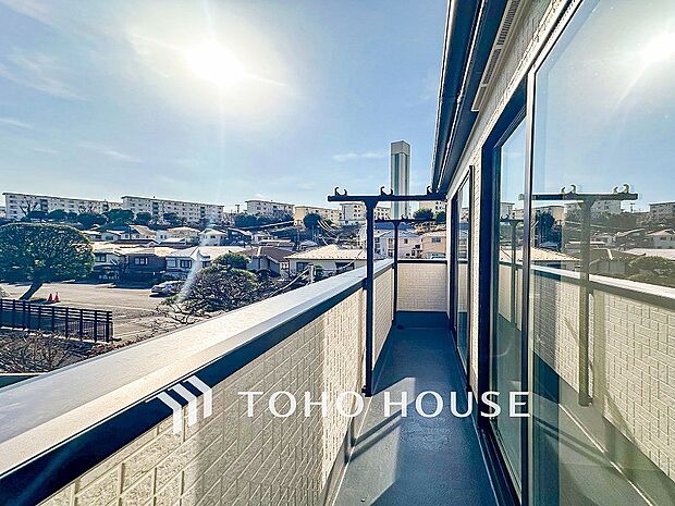 暮らしの中で光と風を演出してくれるバルコニー。