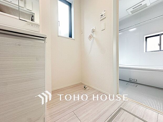 洗濯機を配置しても十分なスペースを確保しております。