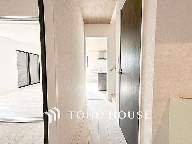 上質感漂う廊下。居住者の帰り、訪れる方を優しく迎える・安らぎに満ちた生活空間を予感させる。