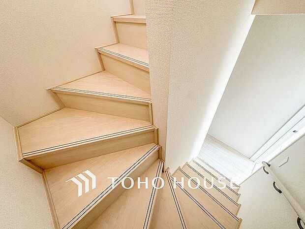 パブリックゾーンとプライベートゾーン繋ぐ階段。豊かな陽光が注ぎ込み、爽やかな住空間を演出。