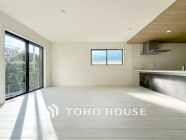 忙しい朝でも、しっかり家族が揃って食事をして頂けるゆとりある大きさのダイニングスペース。