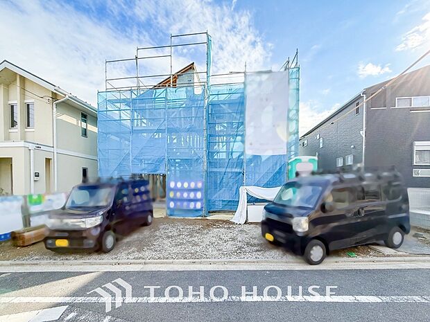 前面道路含む現地写真『快適』は「家」と「街」と「環境」が調和した時に訪れるだと改めて感じさせてくれます。